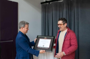 Ty Burrell Received SOU Alumni Award and visits campus
